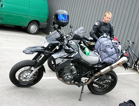 Yamaha XT660X     |solgt| - Tur til Samsø sommer 2006 - Pit-stop i Odder. Pizza og cola. Så havde vi også fået morgenmad, hehe. billede 3