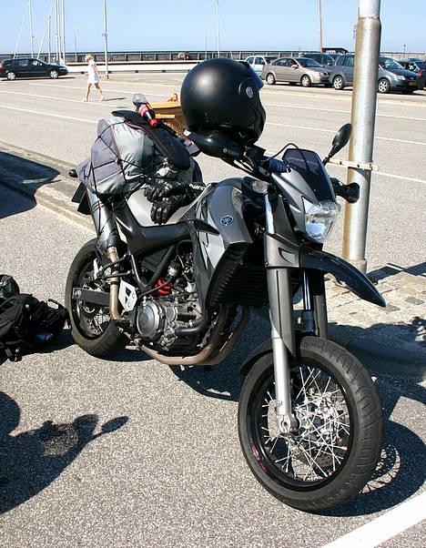 Yamaha XT660X     |solgt| - Tur til Samsø sommer 2006 - På vej over, ved Hou havn. Kæft hvor var der dog varmt. billede 4