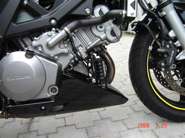 Suzuki SV 1000 N - Nyheder i vinter er motorkåben og gule rimstribes billede 6