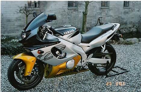 Yamaha YZF 600 R ( SOLGT ) - Inden fælgene blev lavet samt maling af div. dele billede 2