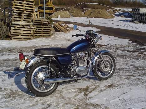 Yamaha XS 650 - Trukket ud i solen efter en laaaaang vinter - skal have den helt store pudsetur, men så bare vent! billede 3