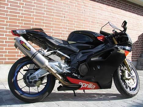 Aprilia RSV 1000 R Factory - Fanget en solskins dag hjemme i indkørslen billede 1