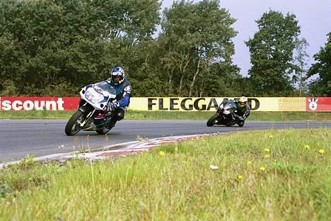 Aprilia RSV 1000 R Factory - En Suzuki bliver hentet ind.... billede 3