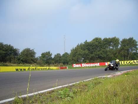 Aprilia RSV 1000 R Factory - Det første sving efter pitten på Padborg Park billede 4