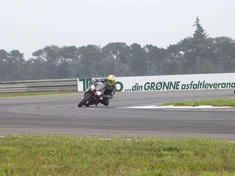 Aprilia RSV 1000 R Factory - Et andet sving på banen billede 5