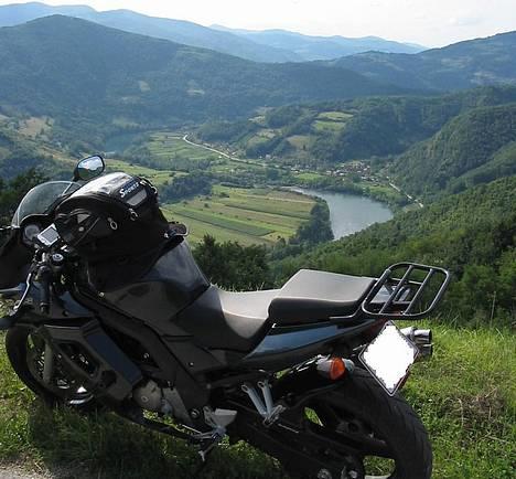 Suzuki SV650S - Drina-floden der danner grænse mellem Serbien og Bosnien billede 1
