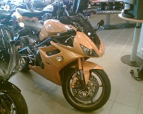 Triumph Daytona 675 (SOLGT) - Billed taget med mobil i butikken billede 1