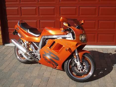 Suzuki GSXR 1100 solgt - på årets første solskinds dag er det eneste rigtige en tur en vask lidt solskind på kåben og en masse bileder.  billede 1