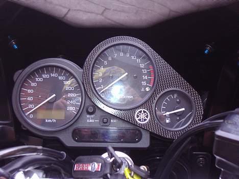 Yamaha fazer 600 - denne carbon plade koster 179kr  den pynter da. For den guld plade der sidder på fra ny af er sku da ikke ret pæn .Den er bare sat på den gamle plade           billede 5