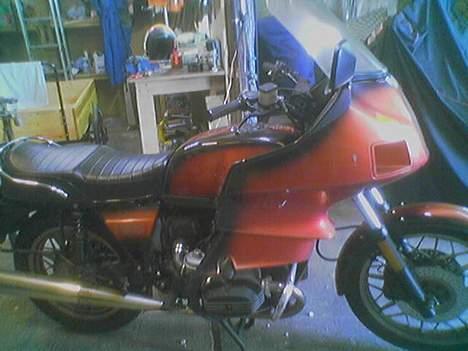 BMW R 100 RT - Står på stald  billede 1