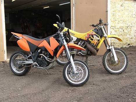 KTM LC4 "CONTRACT" SOLGT - her er den sammen med min crosser, en RM 250. 54 HK til 96 kg. griner maskine billede 6