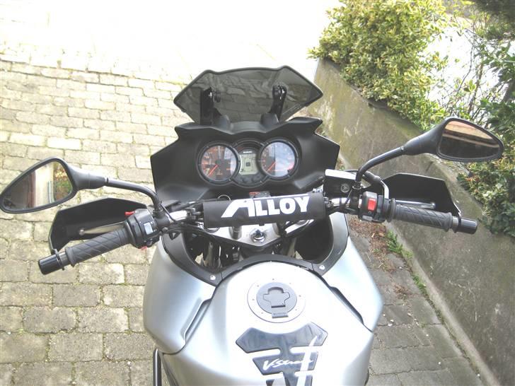 Suzuki DL 650K4 V-Strom - Cross-styr, madstad bracket, sportsvindskærm billede 4