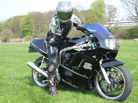 Suzuki GSX R 750 "gixxer"(SOLGT) - Så er det fame blevet sommer...... billede 1