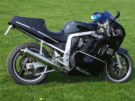 Suzuki GSX R 750 "gixxer"(SOLGT) - Så er hun kommet på græs. billede 2