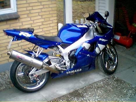 Yamaha YZF R1 – R.I.P. - "Crispy SpringFrog Surprise" – her observeret i lummerlamt gråvejr foran garagen... billede 1