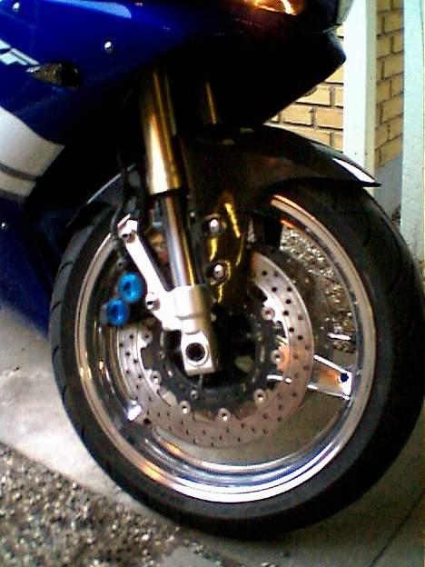 Yamaha YZF R1 – R.I.P. - Højglanspoleret fælg, miniblink samt kulfiber-forfætter... billede 2