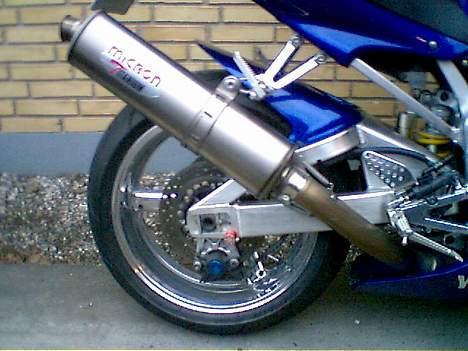 Yamaha YZF R1 – R.I.P. - Højglanspoleret bagfælg, heelplate & fodhvilerbeslag samt Titanium-putte..;-) billede 3