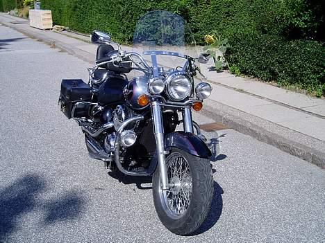 Kawasaki VN 800 Classic - motorcyklen set forfra, bemærk de ekstra forlygter. billede 4