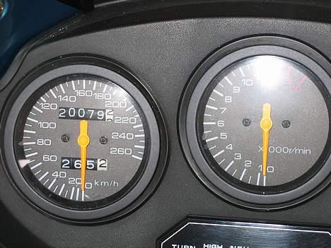 Suzuki Gsx 600 f "SOLGT" - Lidt over 20k på uret, det er vist ok af en 96er. der skulle gerne være mange km tilbage i den endnu. billede 16