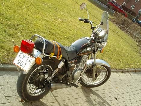 Suzuki gn 250 - Det var så min gamle "suzi" En sød pige at køre og magelig.  billede 1