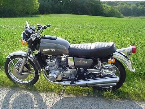 Kawasaki Z750E - Et billede af min forrige MC. En vandbøffel fra ´76 - dejlig maskine med helt speciel lyd! billede 11