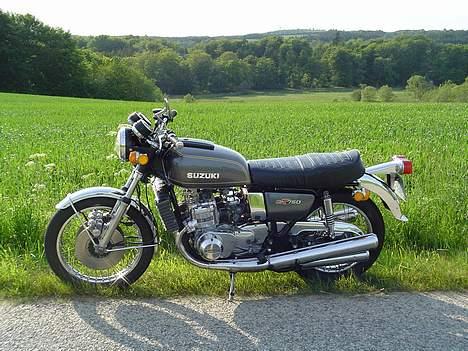 Yamaha XS 650 - Min forrige MC. En skøn vandbøffel fra ´76. Billedet taget en juni aften i 2005. Lad os nu få noget ordentligt vejr! billede 13