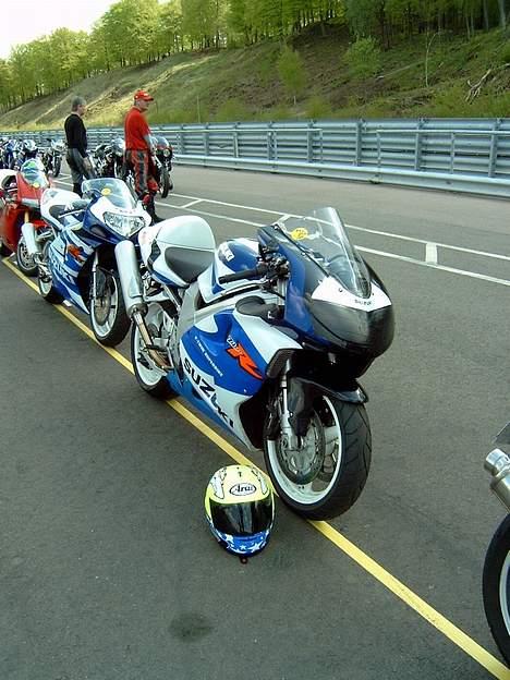 Kawasaki Z750 *SOLGT* - MIn gamle TL1000R Stjålet 2004 det var sku en herlig maskine, om end lidt færge agtig ;) billede 8