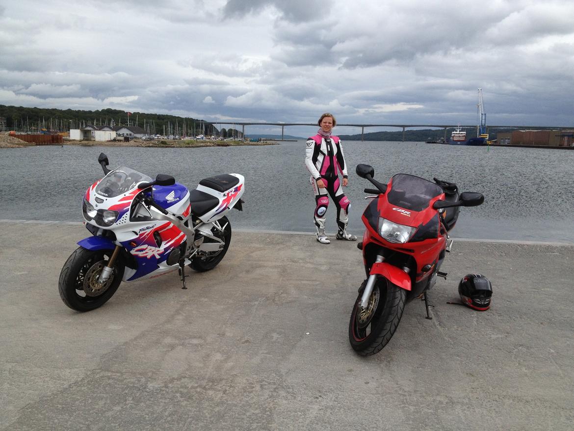 Honda Cbr 900 fireblade rr. Solgt - Min smukke kæreste og jeg på vejle havn. Det er iøvrigt hendes egen cbr 600 :) billede 1