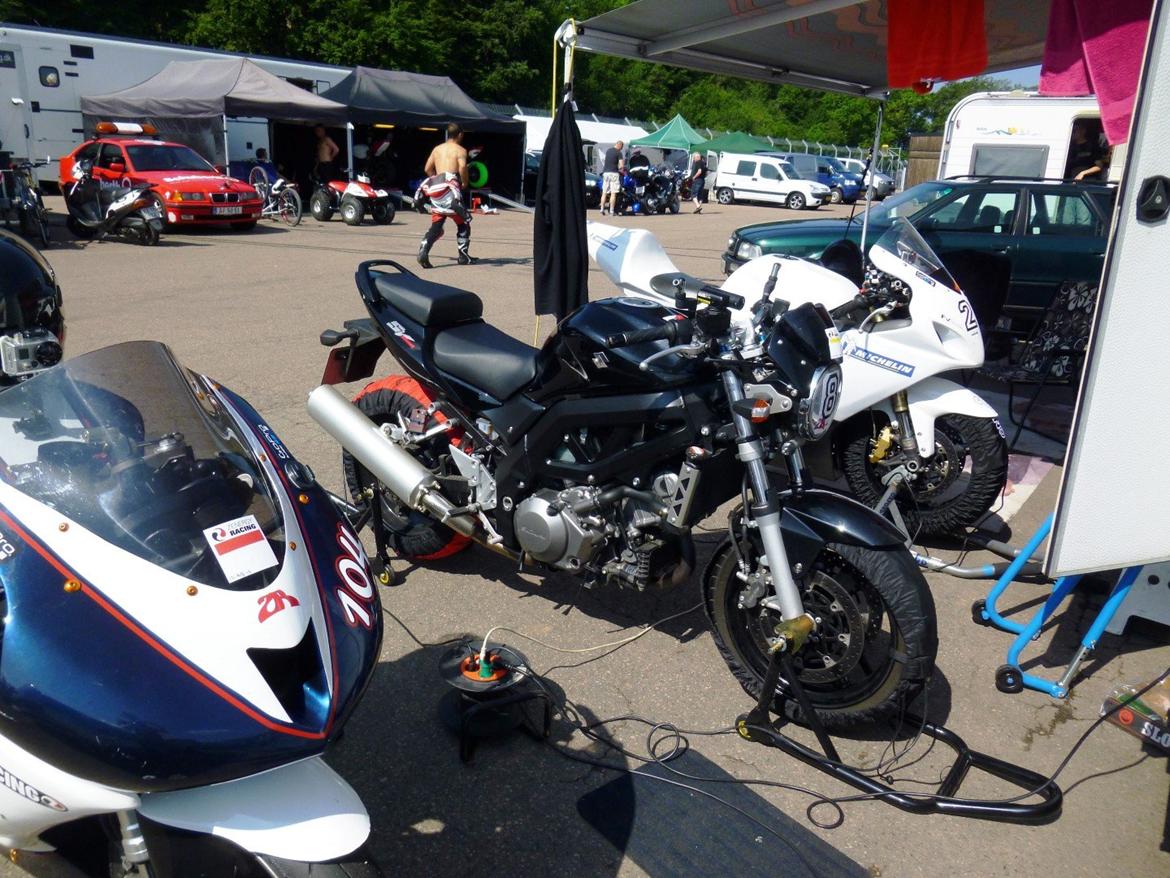 Suzuki SV1000 - 2 dage efter indkøb af cykel kom den 4 dage på Ring Knutstorp :) billede 17