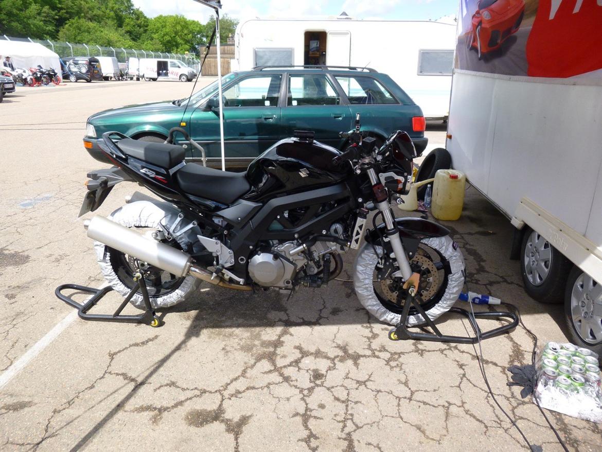 Suzuki SV1000 - På Ring Knutstorp med dækvarmerne på. billede 16