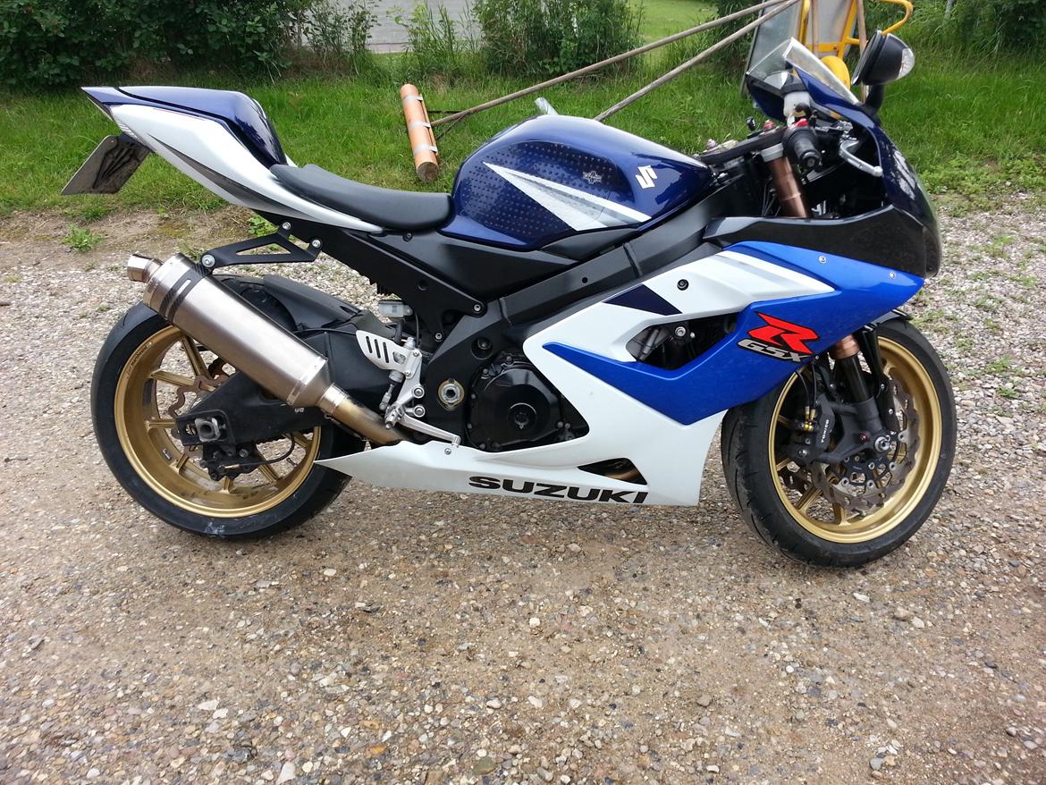 Suzuki GSXR 1000 --solgt-- - Som den står nu august 2013 inkl. PC V og Arrow udstødning. Mangler at få Wilbers bagdæmper på. billede 2