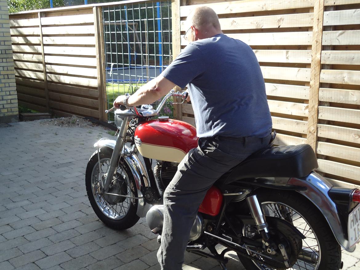 Royal Enfield Bullit 350CC - Den lille fede bakker ud af garagen - pinligt billede 1