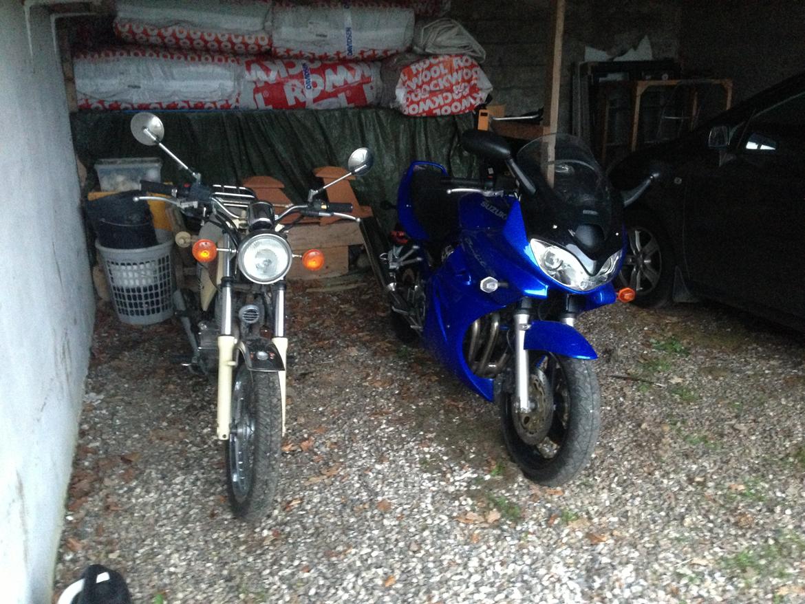 Suzuki GSF 600 S (Bandit) - Banditten ved siden af fruens TU250X billede 11