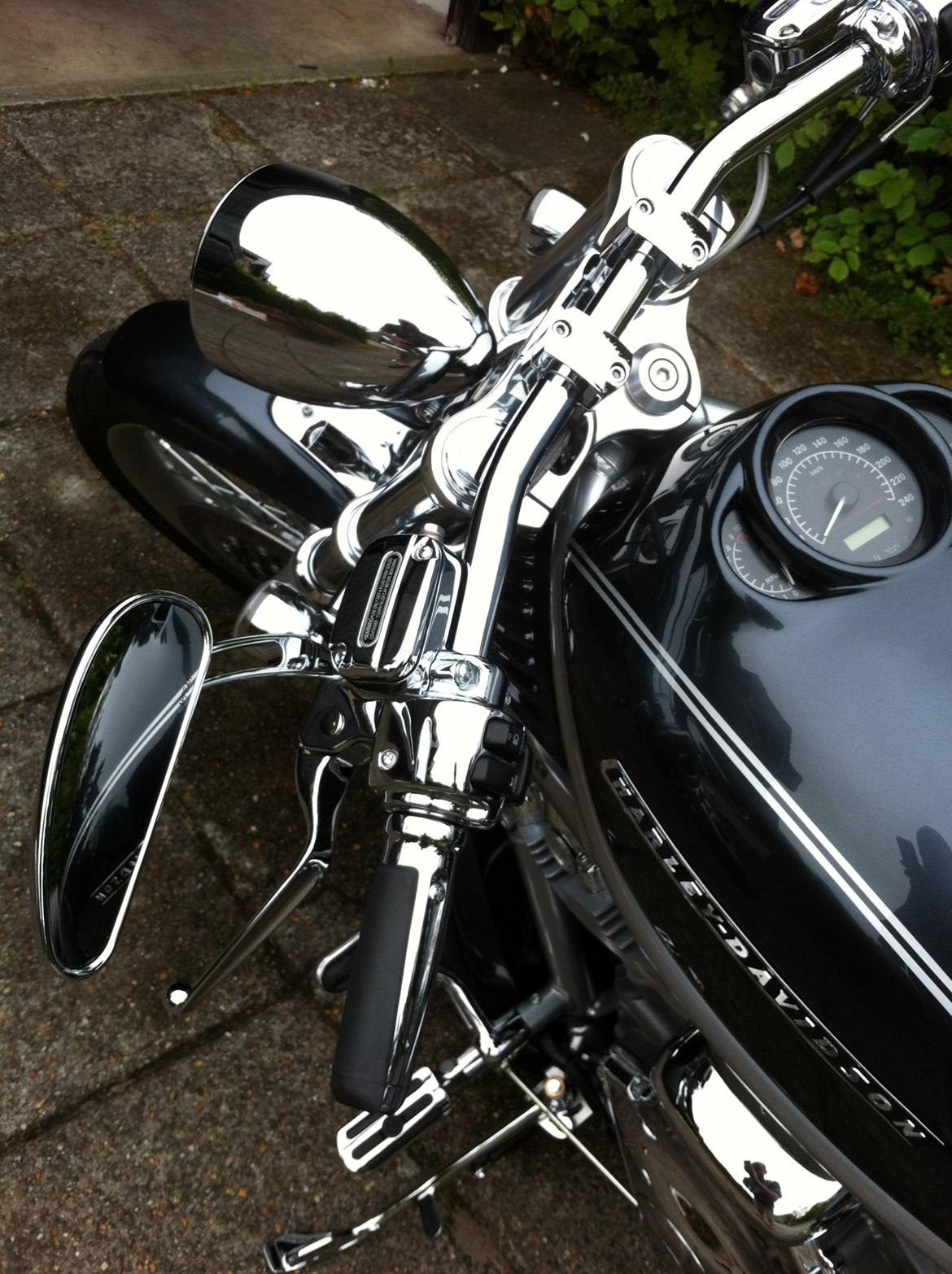 Harley Davidson V-ROD - Instrumenterne er flyttet ned i airbox-coveret, så hele cyklen bliver lavere og mere elegant at se på. En dyr løsning, men hver en krone værd billede 4