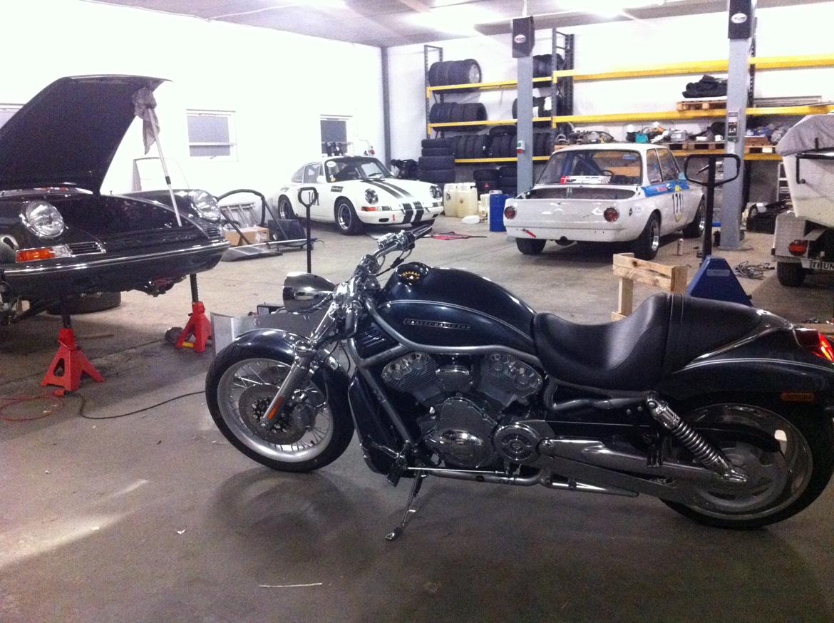 Harley Davidson V-ROD - Hos en kammerat for at få skiftet øverste beltguard fra en i sort til en i krom :) billede 10