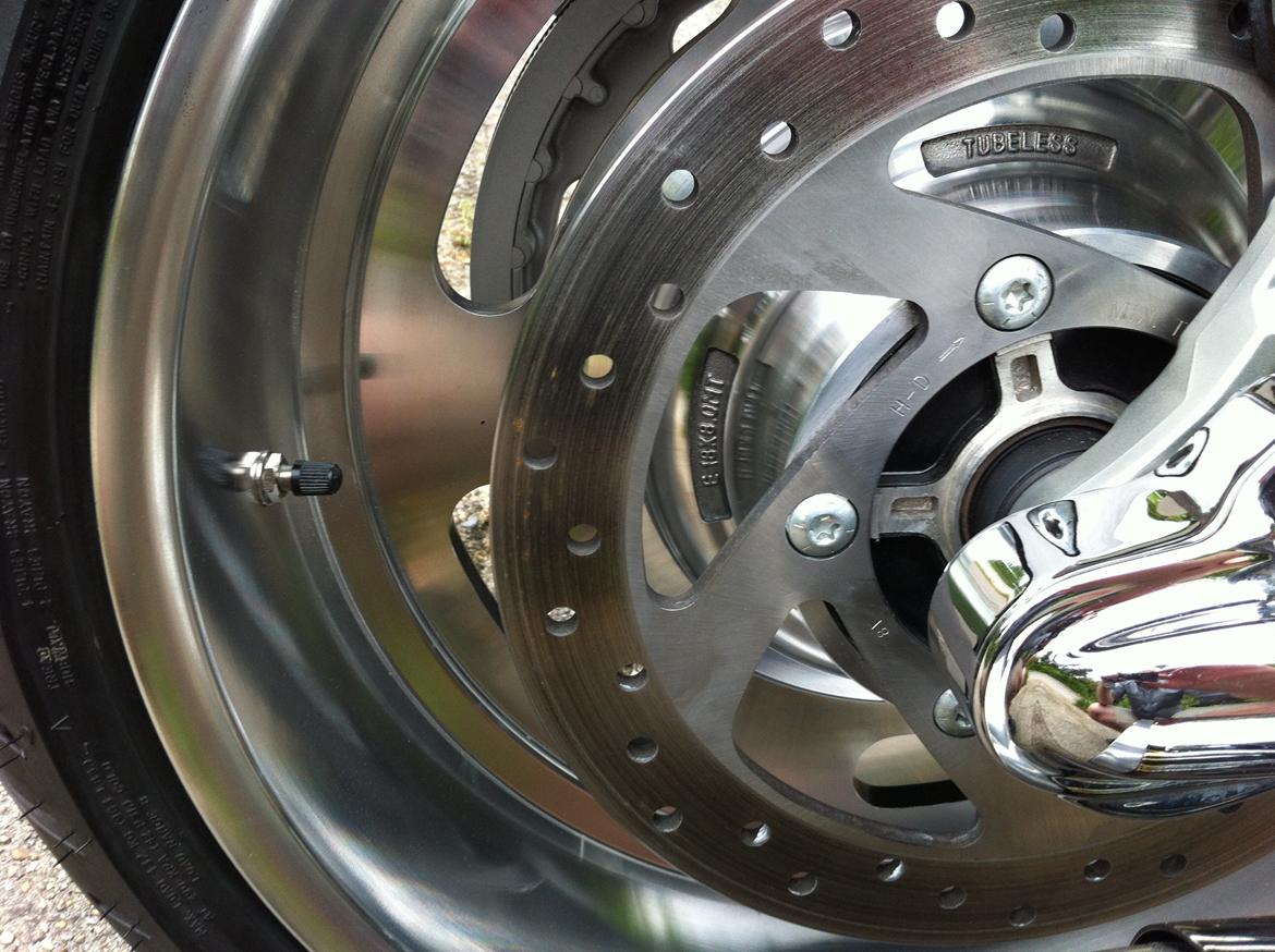 Harley Davidson V-ROD - Bagfælgen er af ubehandlet men poleret aluminium. Det skal poleres regelmæssigt, hvilket desværre tager ca. 1,5 time :/ billede 13