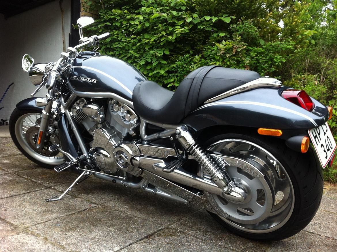 Harley Davidson V-ROD - Det tager ca. 1,5 time at vaske og tørre den. Skal alt poleres og pudses med de cremer der skal til, så tager det ca. 7,5 time! Det tænkte jeg ikke lige på, da jeg købte den ;) billede 3