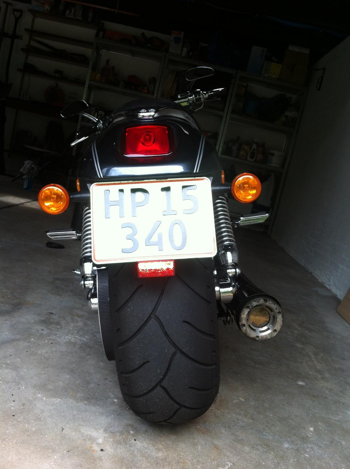 Harley Davidson V-ROD - 230mm bagdækket er standard. Det tager godt fat, men gør det vanskeligere at lave hurtige skift fra side til side. billede 7