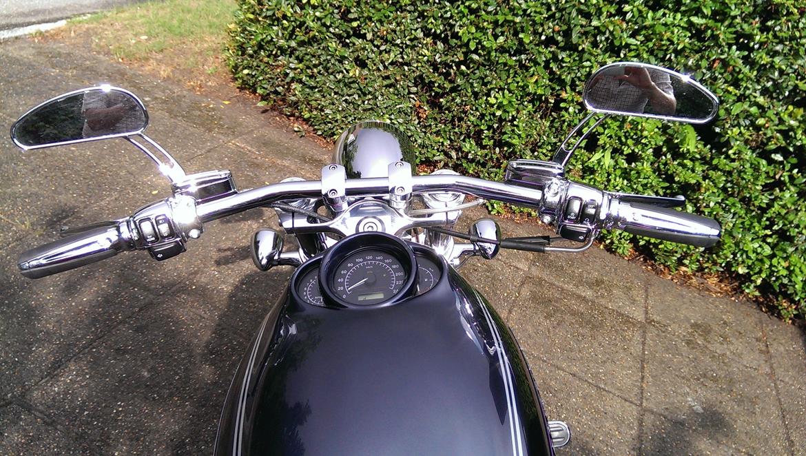 Harley Davidson V-ROD - En helt anden oplevelse at kigge ud over styret, end før ombygningen. billede 18