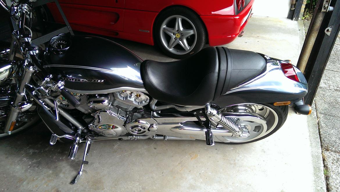 Harley Davidson V-ROD - Mangler kun én ting: at få syet et sæde i tykt læder :) billede 9