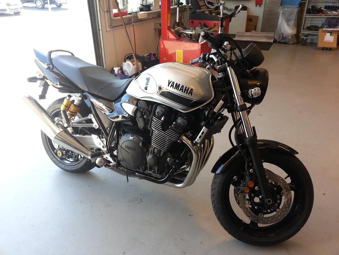 Yamaha XJR 1300 "SOLGT" - På værkstedet hos forhandleren hvor den ventede på sin første nr. Plade.   billede 1