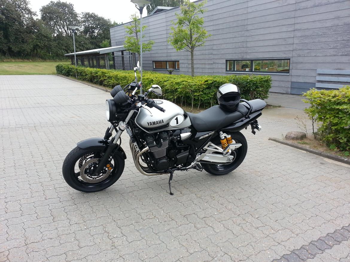 Yamaha XJR 1300 "SOLGT" - Foran fruens arbejde, direkte efter hjemturen fra Næstved.  billede 2