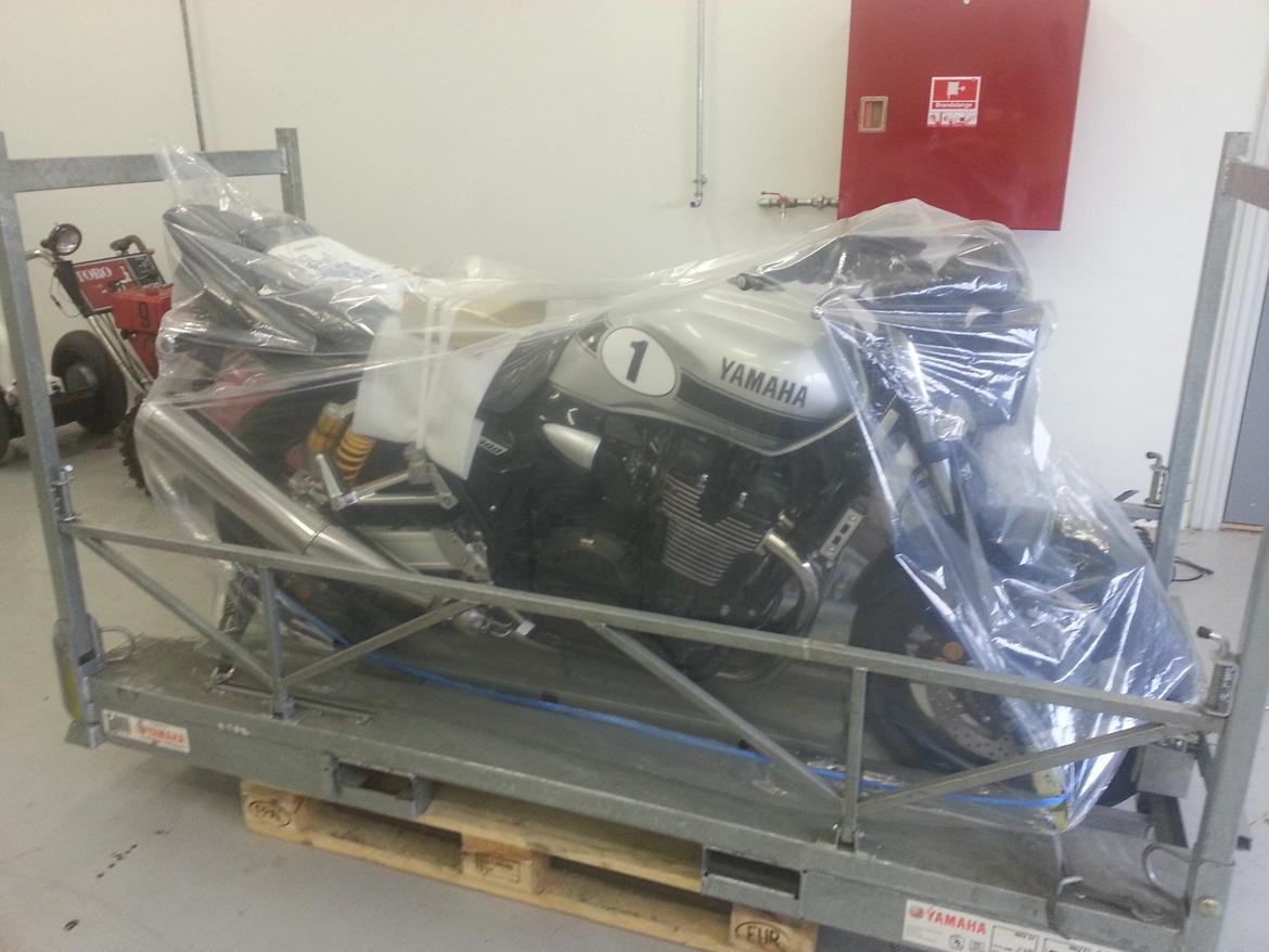 Yamaha XJR 1300 "SOLGT" - Næstved d. 1.8.13. Afleverede den gamle cykel hos forhandleren,  og så Jernet for første gang.  billede 4