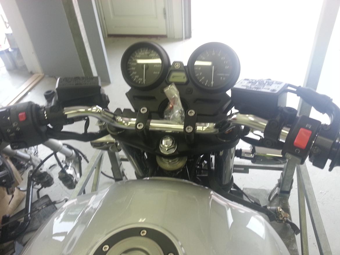 Yamaha XJR 1300 "SOLGT" - "All black" med hvid backlighting. billede 9
