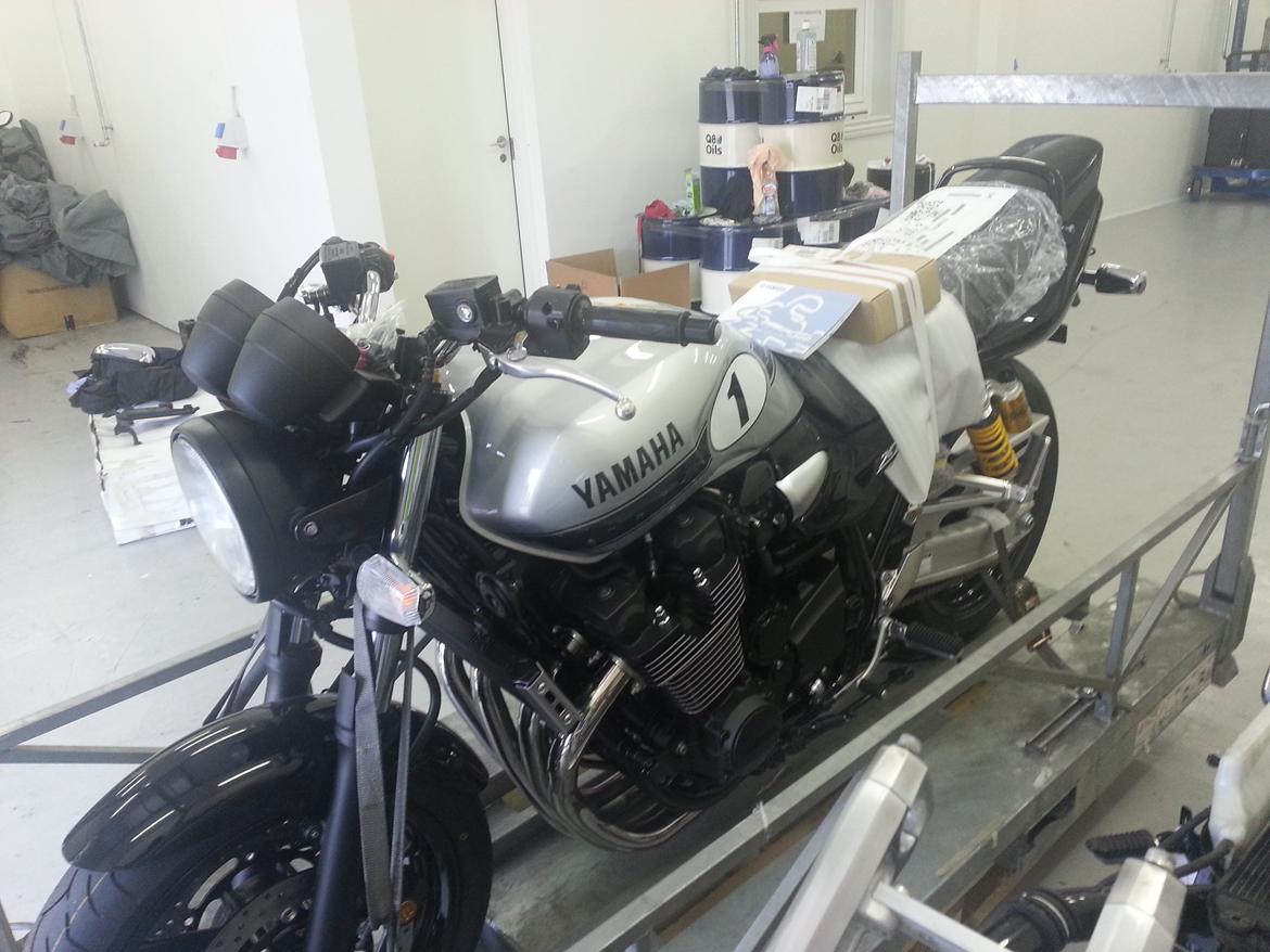 Yamaha XJR 1300 "SOLGT" - Lige pakket ud,  spejle, servicebog og andet godt, ligger pænt på sædet.  billede 10