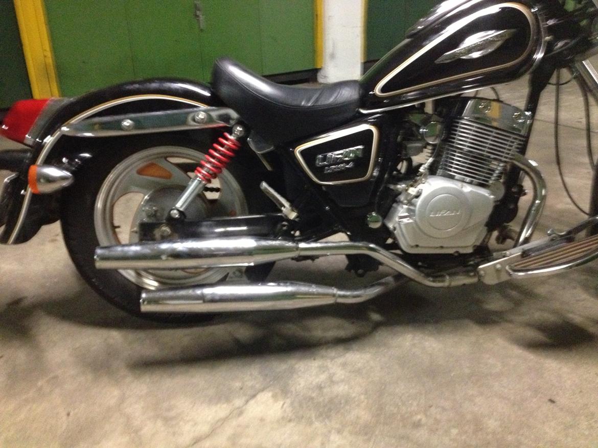 Lifan 250-4 -  23/8-13 skiftet støddæmper  
(265mm stødhøjde :D)

LAMBORGHINI billede 9