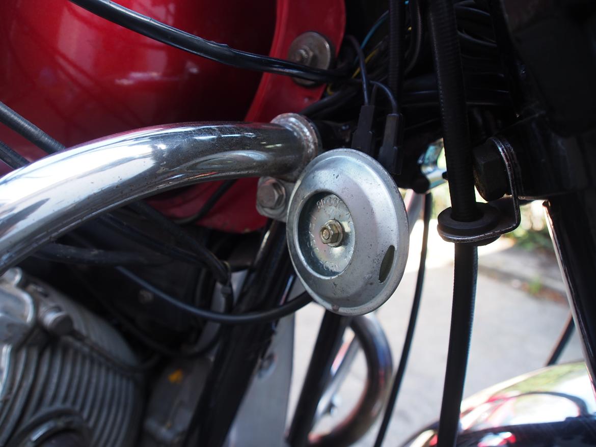 Moto Guzzi V7 850 GT - Horn fra BSA A65, da de originale ikke ville sættes på (gnister og overgang) billede 12