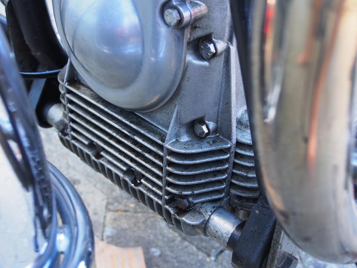 Moto Guzzi V7 850 GT - Den lille sump sveder en smule, men maskinen bliver også brugt godt billede 18