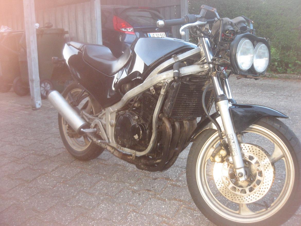 Suzuki GSXR 250 - Front og kåbe pillet af, den minder pludselig lidt om en GS500?  billede 12