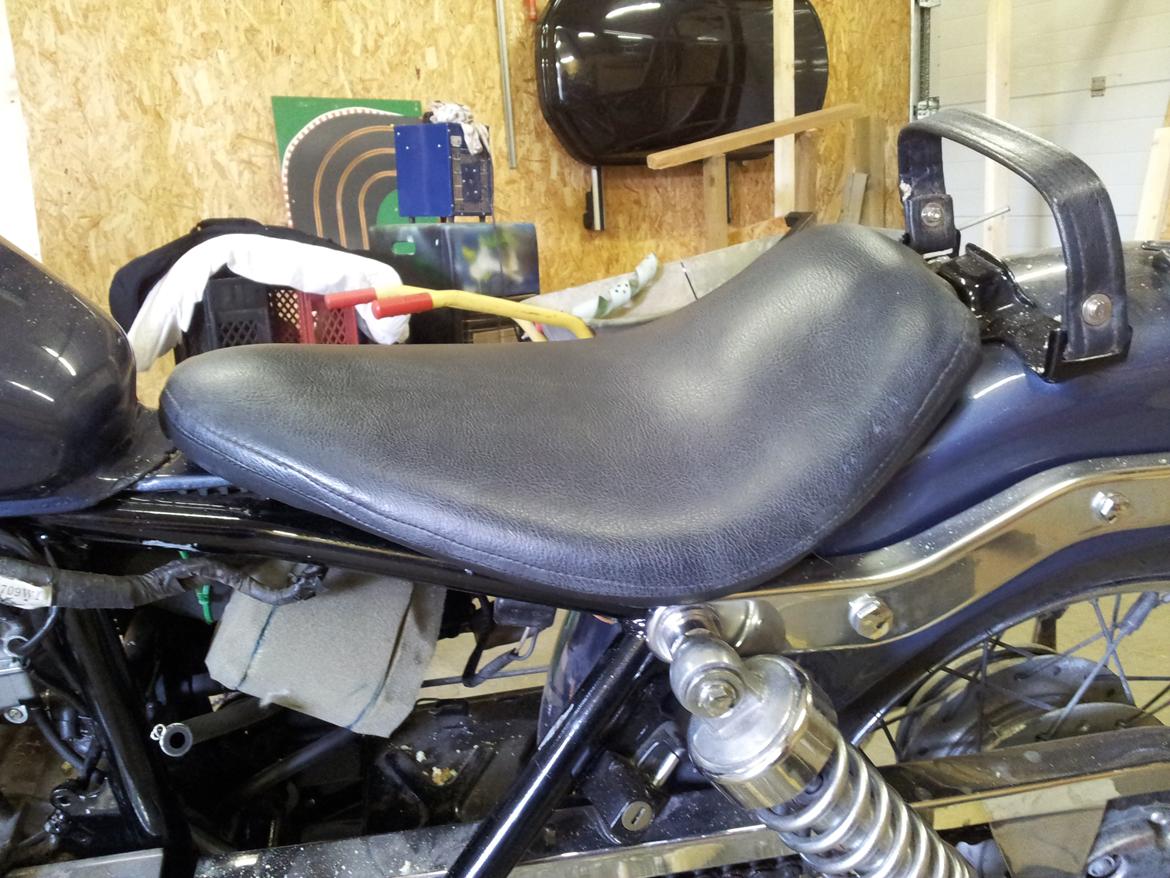 Honda CMX 250 Rebel - nu er jeg færdig med sadlen der er blevet noget tynder... men overraskende behalig at sætte på   billede 5